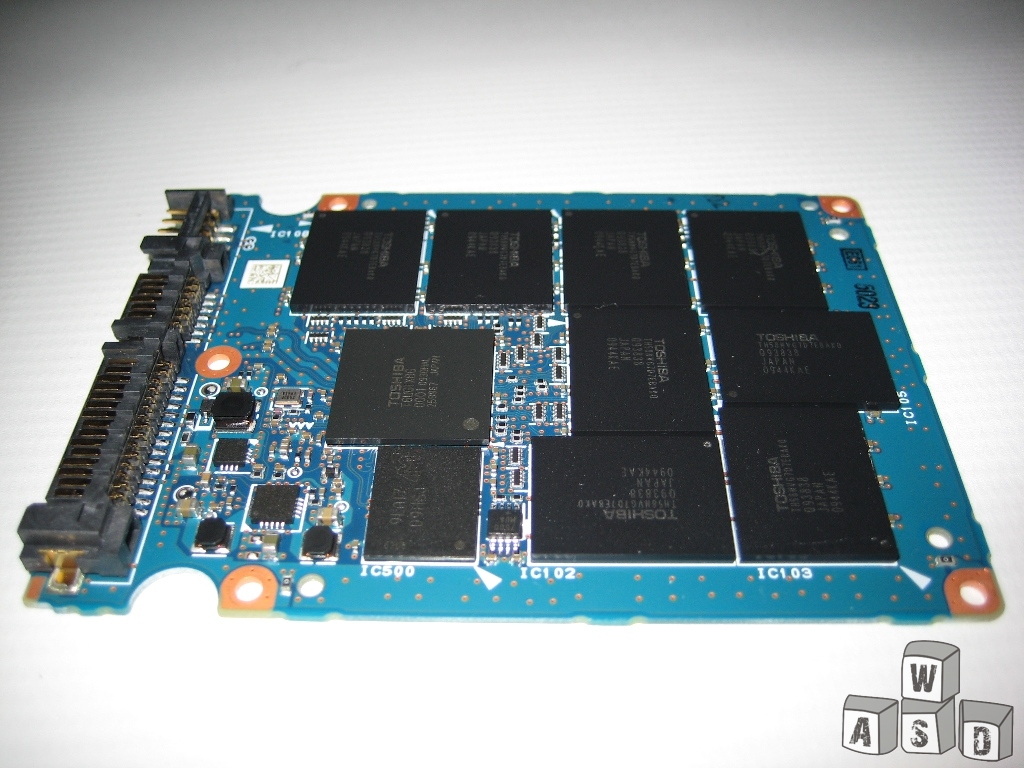 cele 8 module MLC NAND Flash TH58NVG7D7EBAK0 pruduse de Toshiba.