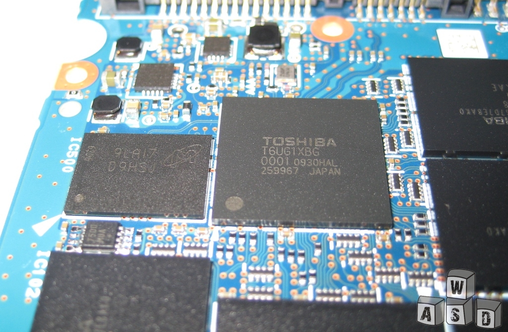 Controller-ul Toshiba T6UG1XBG şi modulul SDRAM 9LA17 D9HSJ produs de Micron.